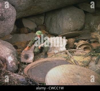 Vietnam-Krieg. US Armee Infanterist, sucht eine zerstörte Viet Cong Versorgung Höhle im An Lao Tal während der Operation Pershing. Stockfoto