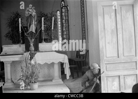 Vietnam-Krieg-Tet-Offensive. US-Marine hockt hinter einer Kirchentür während der Schlacht von Hue. 9. Februar 1968. Stockfoto