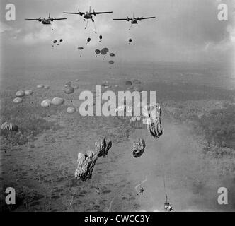 Vietnam-Krieg. Im März 1963 springen 840 südvietnamesische Fallschirmjäger aus C-123 der US Air Force Flugzeuge an einem Streik gegen die Vietcong Stockfoto