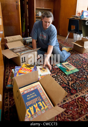 Weiße Frau Freiwilligen hilft Bücher im Unterricht der Grundschule in Austin, Texas zu verwendende organisieren Stockfoto