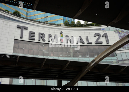 Terminal 21 Shopping Mall Zeichen in Bangkok Thailand fotografiert von der BTS-Skytrain-Station Asok Stockfoto