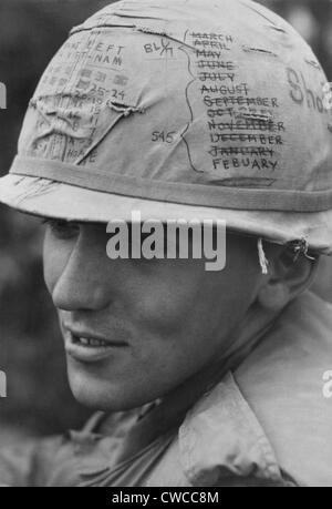 Vietnam-Krieg. US Army Himmel Trooper Helm Überblick über Monate Zeit, die er in seiner dreizehn Monat Tour der Aufgabe hinterlassen hat. Stockfoto