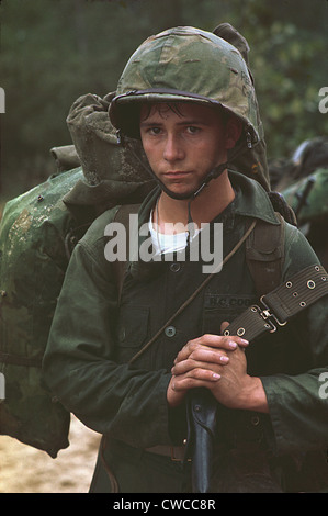 Vietnam-Krieg. Da Nang, Vietnam. Eine junge Marine-Private wartet am Strand während der Landung am 3. August 1965 Marine. Während US Stockfoto