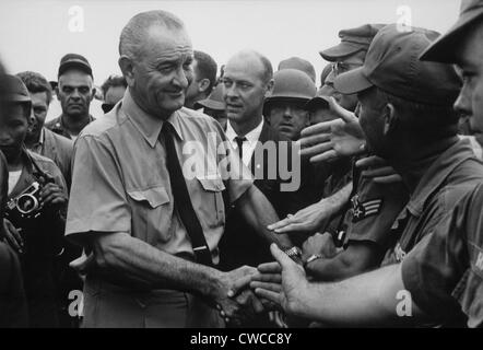 Präsident Johnson in Südvietnam. LBJ besucht US-Soldaten in Cam Ranh Bay, Süd-Vietnam. 26. Oktober 1966. Stockfoto