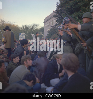 März auf das Pentagon. Militärpolizei halten zurück Demonstranten am Malleingang ins Pentagon. 100.000 Demonstranten Stockfoto