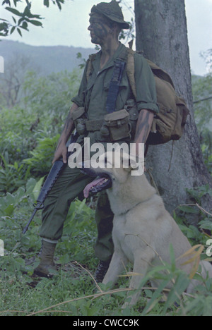 Vietnam-Krieg. Getarnte US-Marine und seinem Scout-Hund namens "Major" in Vietnam. November 1967. Stockfoto