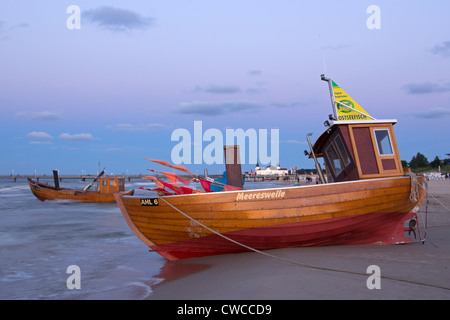 Angelboote/Fischerboote am Strand von Ahlbeck, Insel Usedom, Ostseeküste, Mecklenburg-West Pomerania, Deutschland Stockfoto
