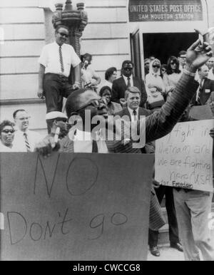 Anhänger von Muhammad Ali, ehemals Cassius Clay, jubeln auf einen Mann Brennen Entwurf Karte in Houston, Texas. Im Jahr 1967 kämpfte Ali für Stockfoto