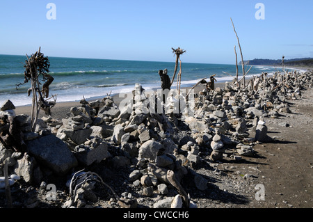 Bruce Bay liegt einige Meilen nördlich von Haast an der Westküste von South Island in Neuseeland. Die Bucht ist übersät mit Haufen von kleinen Felsen, Steinen und Stockfoto