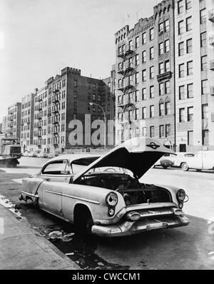 Bronx Straße in New York City. Ein verlassenes Auto, ein unbebautes Grundstück und Wohnhaus Wohnungen Macombs unterwegs. Ca. 1964 Stockfoto