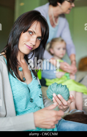 Frau mit einem Ball aus Wolle Stockfoto