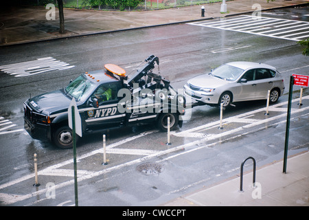 Ein Fahrer bekommt ihr Auto abgeschleppt aus einer "No Parking" Zone im Stadtteil Chelsea in New York Stockfoto