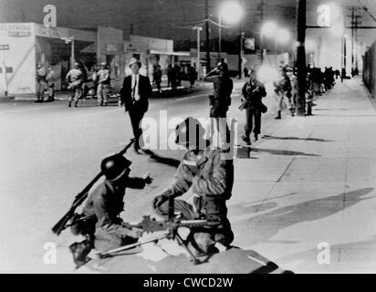 Kalifornien Nationalgardisten einnehmen Positionen eine Straße im Abschnitt "Watt" von Los Angeles während der Rassenunruhen. 14. August 1965. Stockfoto