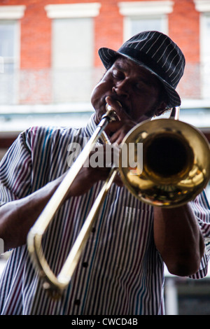 Jazz Musiker spielt Posaune im French Quarter, New Orleans, LA Stockfoto