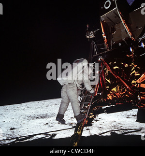 Zweiter Mann auf dem Mond. Astronaut Edwin Aldrin, steigt die Stufen der Leiter Mondfähre auf der Mondoberfläche. 20 Juli Stockfoto