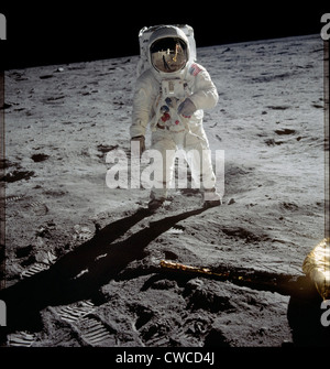 Apollo 11 Astronaut Edwin Aldrin auf dem Mond. Neil Armstrong und die Mondfähre spiegeln sich in der Aldrin gold Visier. Juli Stockfoto