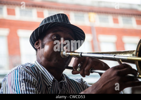 Jazz Musiker spielt Posaune im French Quarter, New Orleans, LA Stockfoto