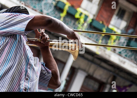 Jazz Musiker spielt Posaune im French Quarter, New Orleans, LA Stockfoto