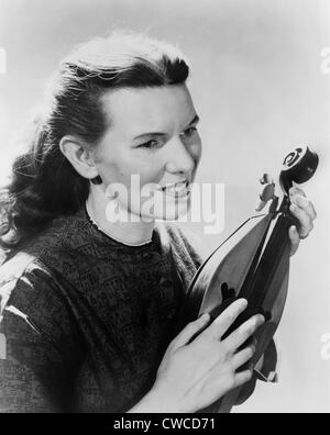 Folk-Sängerin, Jean Ritchie, hält eine Appalachian Dulcimer, ein Instrument, das sie in den 1950er und 1960er Jahren populär. Stockfoto