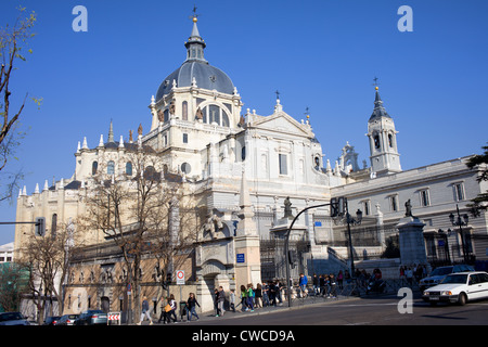 Almudena-Kathedrale (Kathedrale der Heiligen Maria der Royal La Almudena) in Madrid, Spanien. Stockfoto
