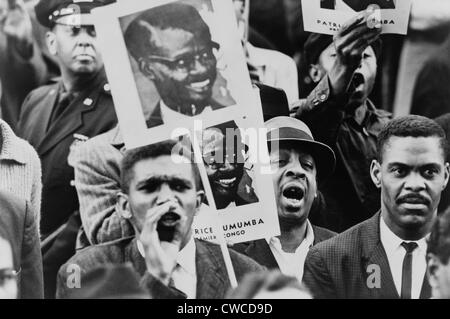 Afroamerikanischen Männern bei einer Black Muslim Demonstration tragen Plakate mit Porträt von Patrice Lumumba, Premier des Kongo. Stockfoto