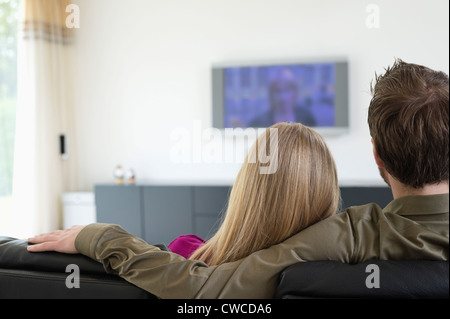 Rückansicht eines Paares vor dem Fernseher Stockfoto