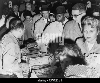 Ängstlich New Yorker Zeitungen während der Kubakrise zu kaufen. Oktober 1962. Stockfoto