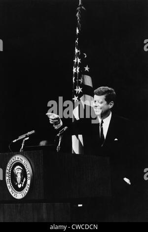 Präsident Kennedy auf einem Reporter während einer Pressekonferenz. 1961-1963. Stockfoto