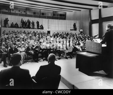 Präsident John Kennedy spricht während einer Pressekonferenz zu den Reportern. Drücken Sie die Sekretärin Pierre Salinger und assoziierte Presse Stockfoto