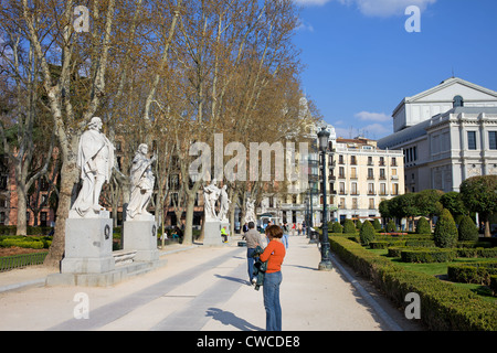 Gasse in der Plaza de Oriente Garten mit Statuen der Römer, Westgoten und Christian Könige in Madrid, Spanien. Stockfoto