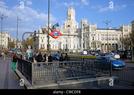 Banco de España u-Bahnstation am Plaza de Cibeles in Madrid, Spanien, Palacio de Comunicaciones im Hintergrund. Stockfoto