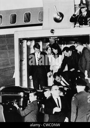 John Kennedys Sarg. Robert Kennedy hält Jacqueline Kennedys Hand, wie sie den Körper des ermordeten Präsidenten zu sehen Stockfoto