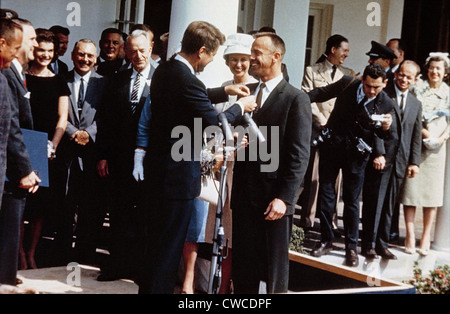 Präsident Kennedy pins der NASA Distinguished Service Medal auf der Jacke des Astronaut Alan Shepard in einer Rose Garden-Zeremonie. Stockfoto