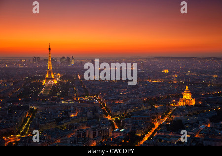 Paris-Skyline bei Sonnenuntergang zeigt den Eiffelturm und den umliegenden Gebieten Frankreich EU Europa Stockfoto