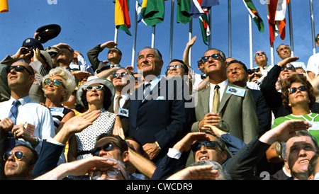 Mond-Start. Vizepräsident Spiro Agnew und ehemaliger Präsident Lyndon B. Johnson anzeigen dem Abheben von Apollo 11 im Kennedy Space Stockfoto