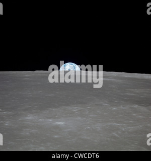 Apollo 11 Erde steigen über den Mond. Erde am Horizont in der Mare Smythii Region des Mondes. Bild 1 von einer NASA-Sequenz von Stockfoto