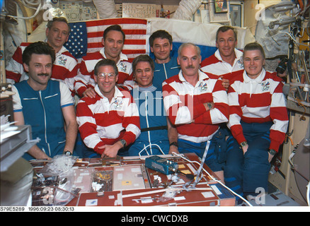 Astronauten und Kosmonauten an Bord der russischen Weltraumstation. Russen sind blau, und die Amerikaner tragen rote Streifen tragen. Stockfoto