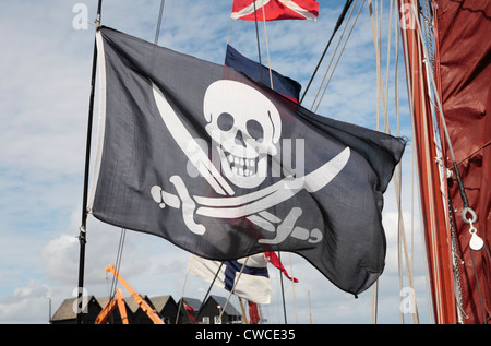 Eine Totenkopf-Childrens-Fahne am Whitstable Hafen Tag Stockfoto