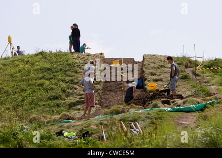 Archäologische Ausgrabungen in Gunwalloe Kirche Cove auf der Lizard Halbinsel Cornwall England Stockfoto