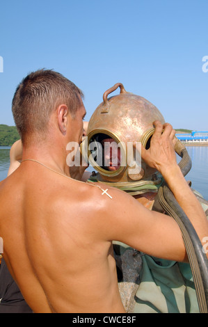 Professionelle Taucher bereitet Untertauchen unter Wasser. Japan-Meer, Fernost, Primorsky Krai, Wladiwostok, Russische Föderation Stockfoto