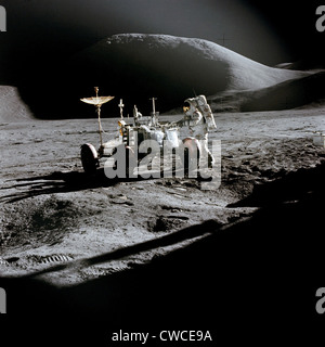 Apollo 15-Astronaut James Irwin arbeitet am Lunar Roving Vehicle am Landeplatz Hadley-Apenninen. Der Schatten der Lunar Stockfoto