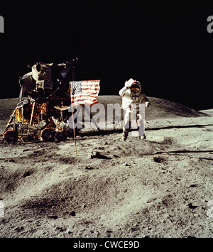 Apollo 16 Astronaut grüßt die US-Flagge auf dem Mond. 21.-24. Juli 1971. Stockfoto