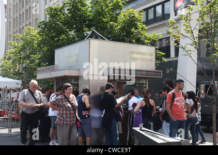 Menschen, die Schlange an einem Sightseeing-Kiosk an der Yonge Street, Tour zu kaufen Busfahrkarten, Toronto, Canada, august 2012 Stockfoto