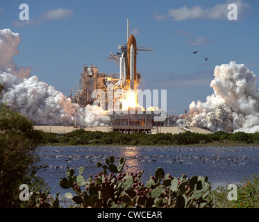 Start von Atlantis, den 66. Space-Shuttle-Mission. Es war eine wissenschaftliche Mission menschlichen Auswirkungen auf der Erde verändert zu studieren Stockfoto