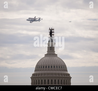 Ihrer Pensionierung Raumfähre Discovery auf einer NASA-747 fliegt durch das US Capitol. Entdeckung der neuen Heimat werden die National Air und Stockfoto