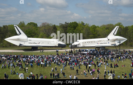 Space Shuttles Enterprise(left) und Entdeckung Nase-zu-Nase. Entdeckungsreise gehen an das National Air and Space Museum und Stockfoto