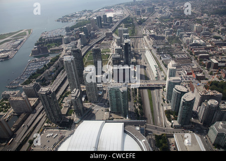 Luftaufnahme von Toronto mit Bestandteil der Rogers Centre, Lake Ontario, Ansicht vom CN Tower, august 2012 Stockfoto