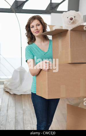 Frau, die Kartons Stockfoto