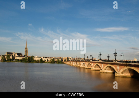Bordeaux. Die Pont de Pierre überquert den Fluss Garonne, Gironde, Nouvelle AquitaineAquitaine, Frankreich, Europa Stockfoto
