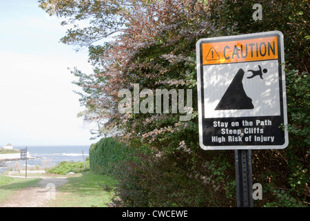 Ein Warnschild Einweisung von Menschen auf einem steilen Felsen weg zu bleiben hohe Verletzungsgefahr durch Herunterfallen zu vermeiden. Stockfoto